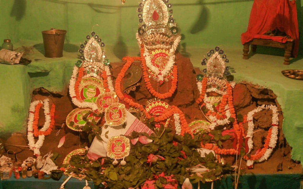 “অল্প অল্প গল্প কথায় / মায়ের পূজা স্বপ্ন গাঁথায়”…